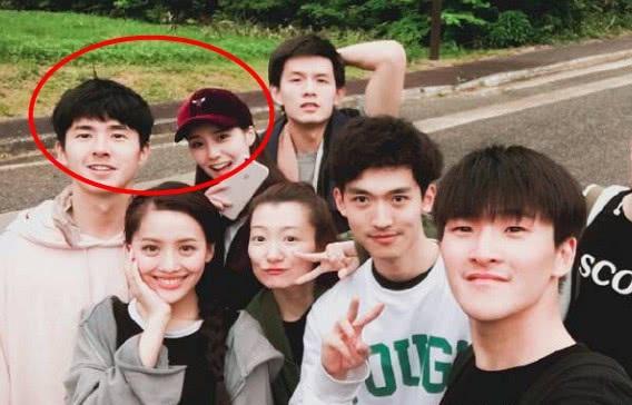 刘昊然晒出同学照,却让粉丝看出端倪,怎么合照旁边总是她?