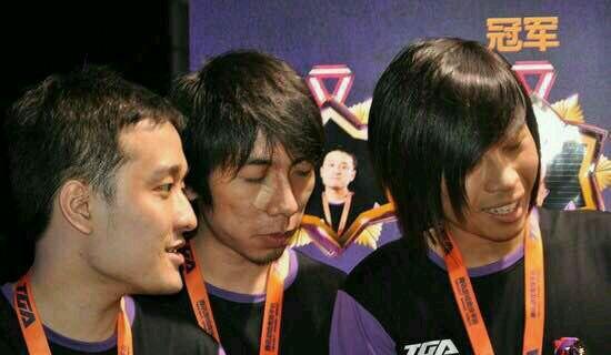 卢本伟周杰伦合影笑嘻嘻,如果看清杰伦t恤上的字,肯定笑不出来