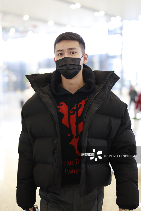 熊梓淇街拍:黑色立领羽绒服西裤 几何托特包帅气酷黑