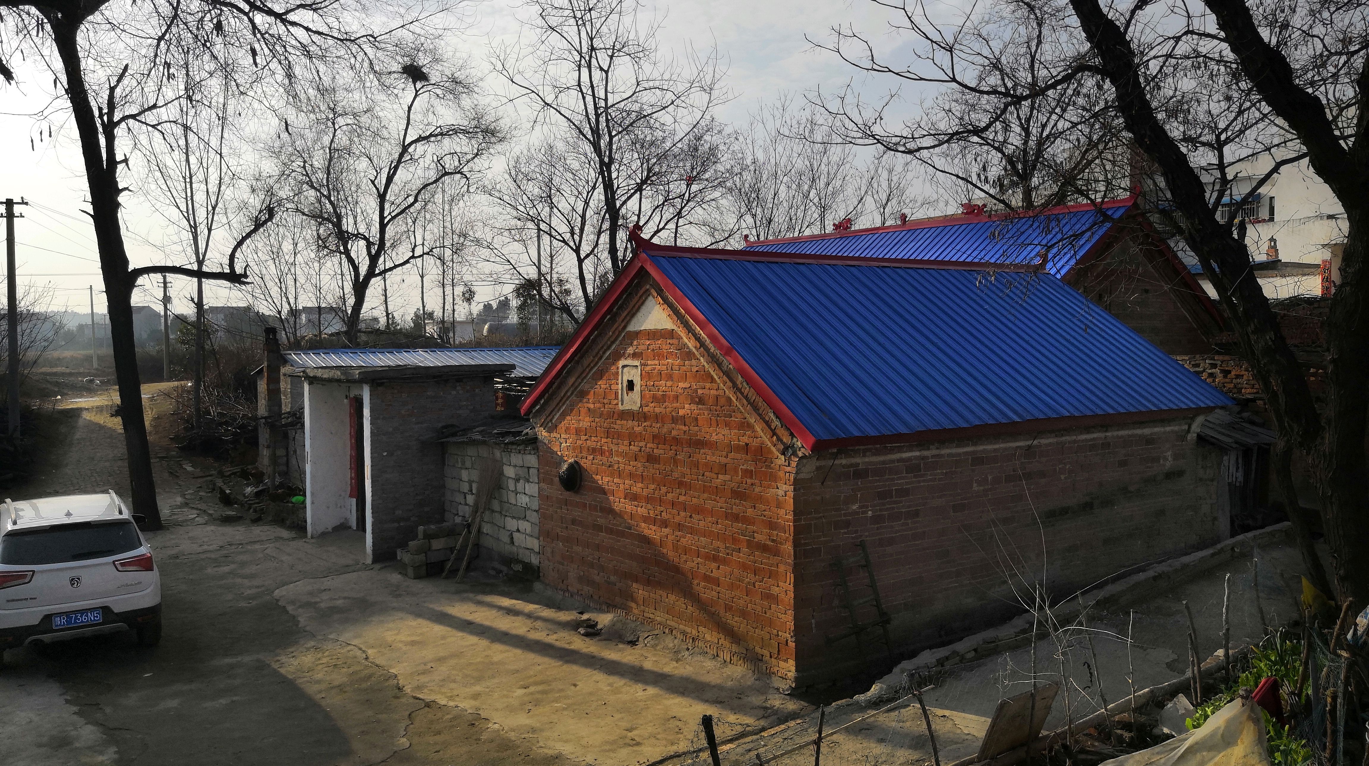 这是父母住的院子,坐北向南,院子宽敞干净.
