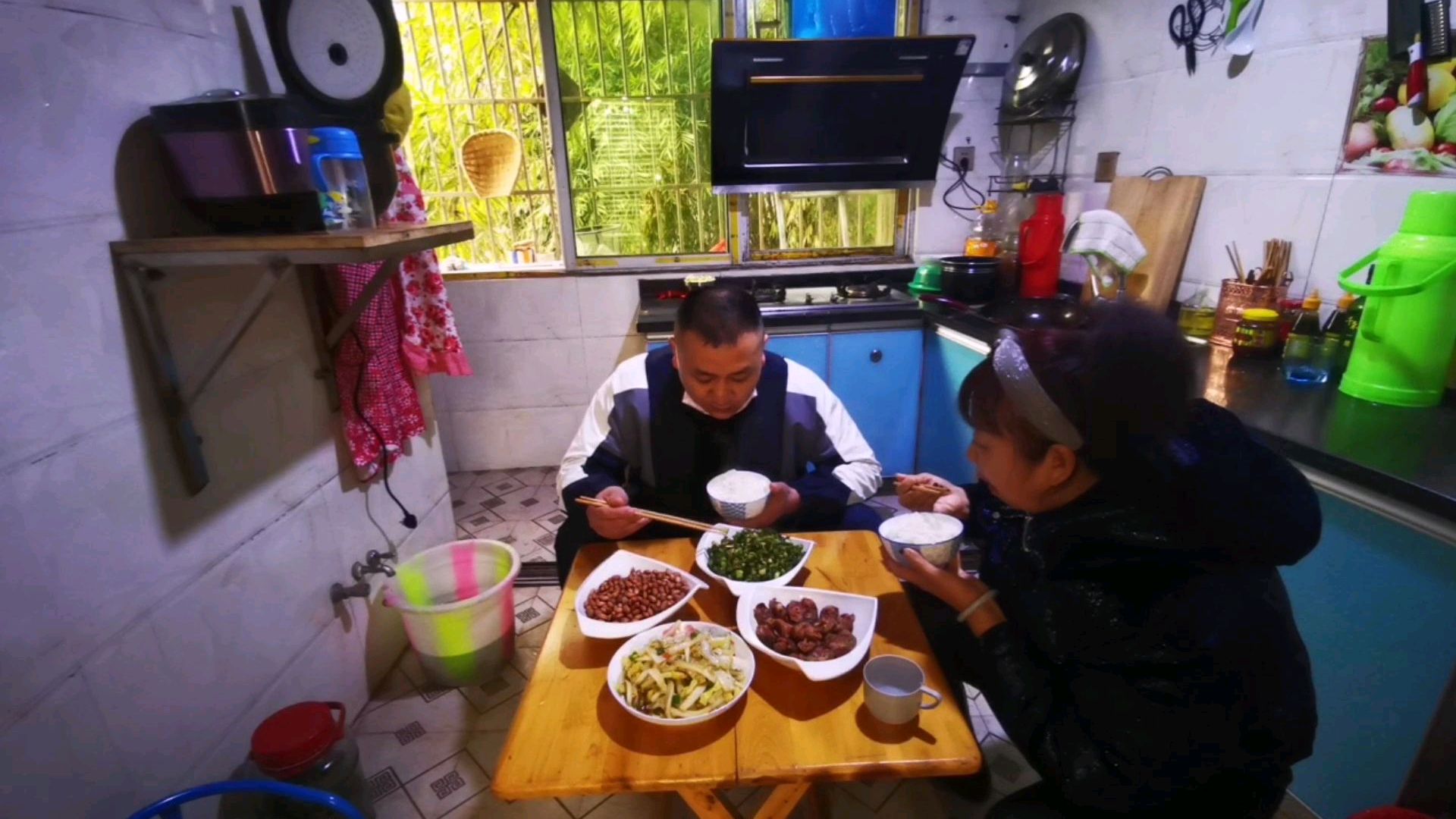 妈妈把山上的油菜尖做成了一道美味的下饭菜,小伙子边吃边说好吃