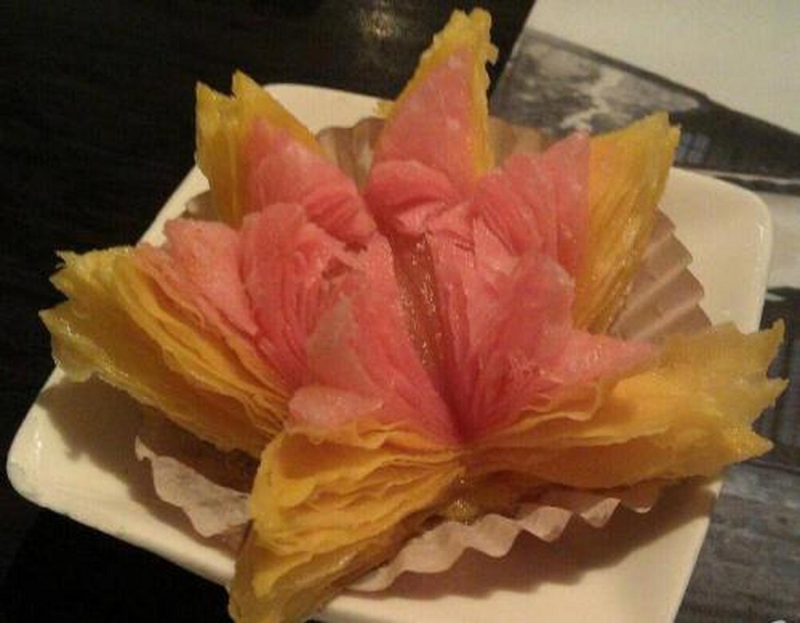 三鲜莲花酥,开封名吃,是用白面为主料制作而成的一种点心,点心内的馅