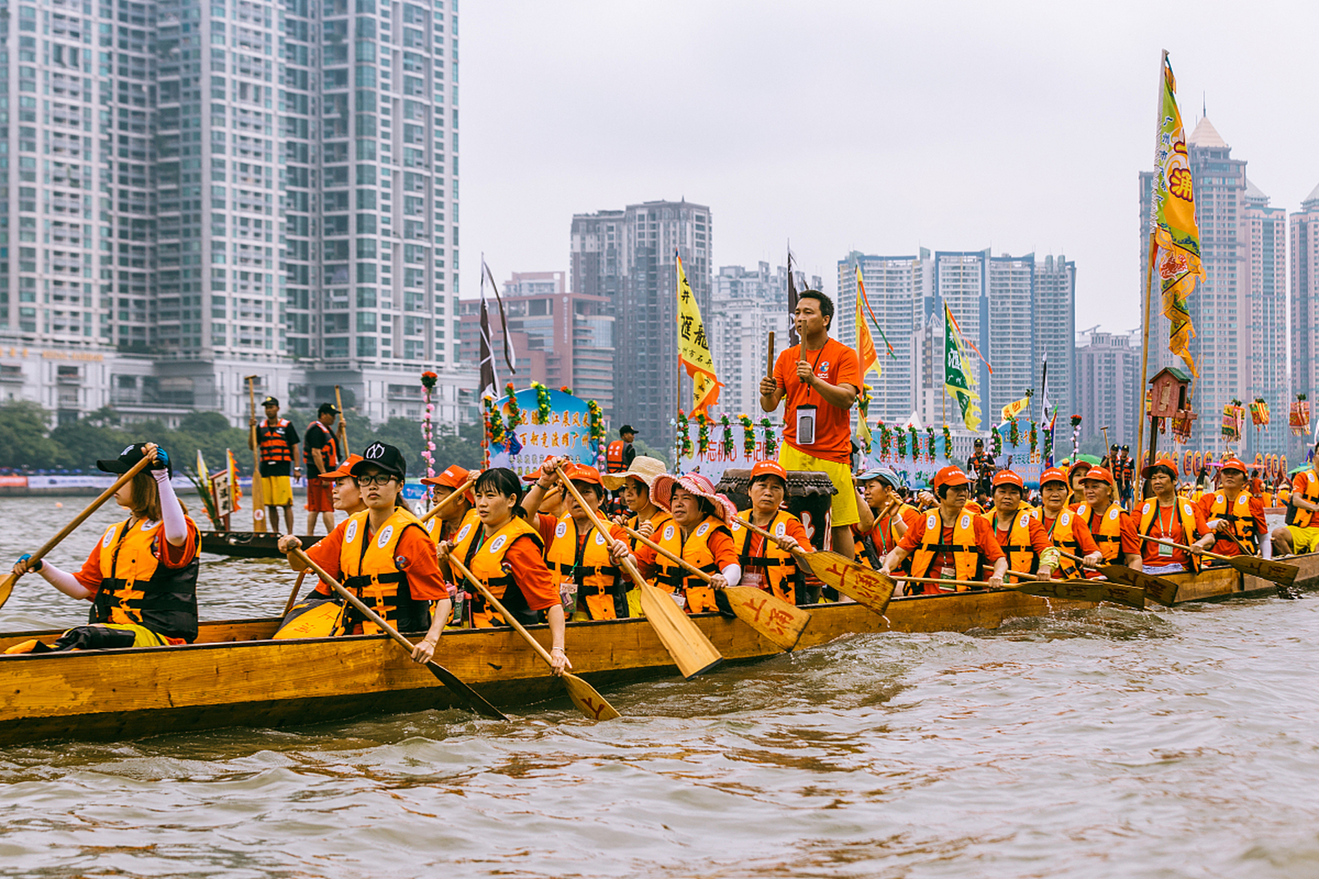 广州一龙舟队全是富婆是事实# 猎德村是广州市中心的一个村庄,椅