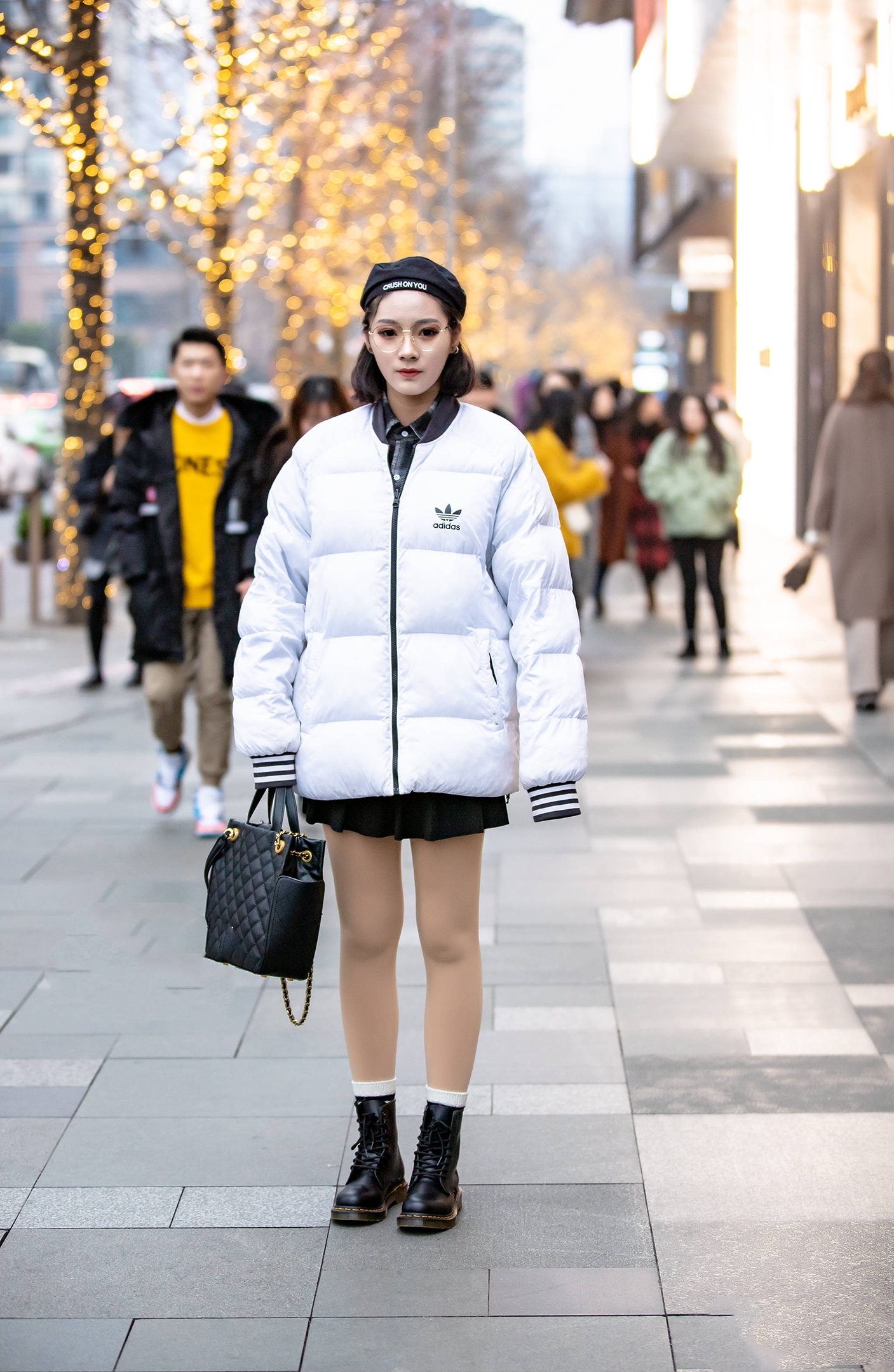 光腿神器搭配短靴,给人一种下身消失的感觉.