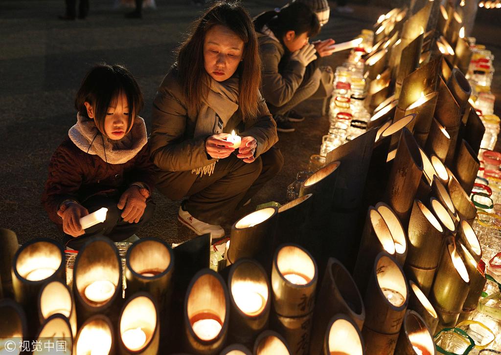 日本纪念阪神大地震24周年 民众点烛守夜