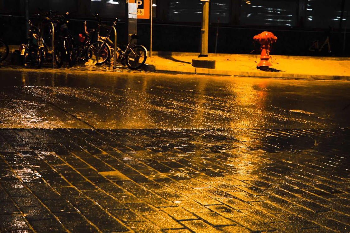 摄影 雨中夜晚那霓虹灯的迷离恍惚下