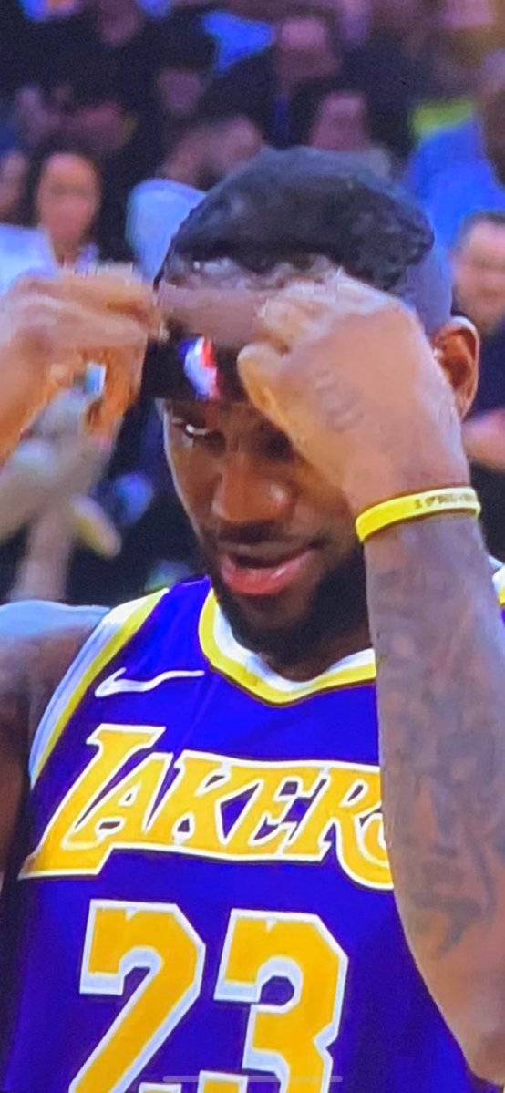 又后退了?詹姆斯整理发带时暴露了发际线