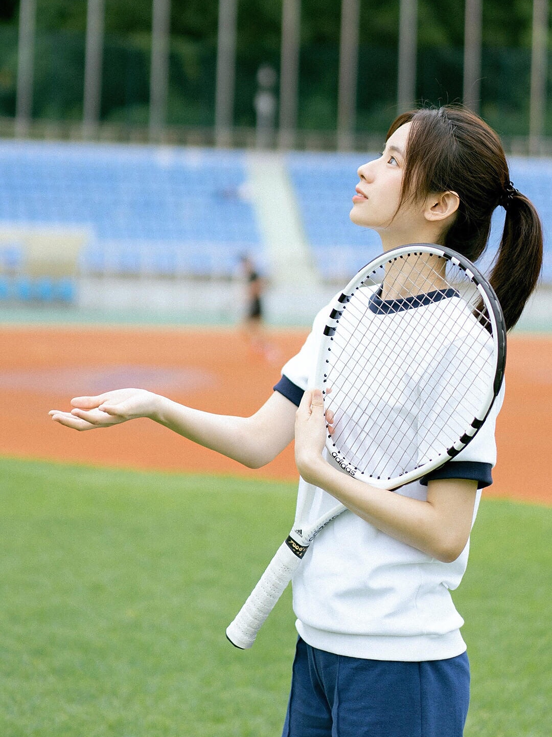 网球场上的少女组合,亭亭玉立的两位姑娘