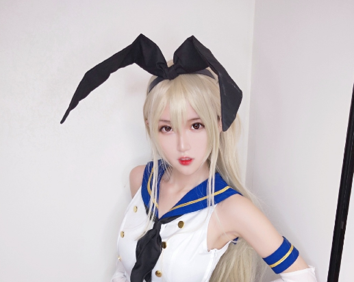 腐团儿晒岛风cos美照,站在墙角配合摄影师,粉丝的评论亮了