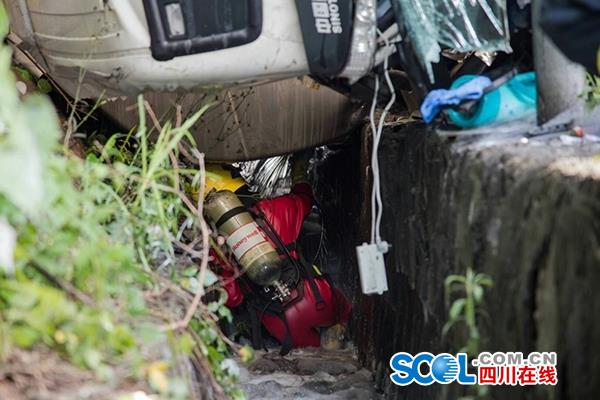 京昆高速江油段一輛滿載33噸柴油罐車側翻 2名駕駛員自救逃生