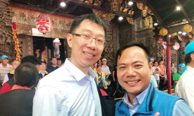 郭守正跟着父亲郭台铭全省走透透,却低调得像个路人