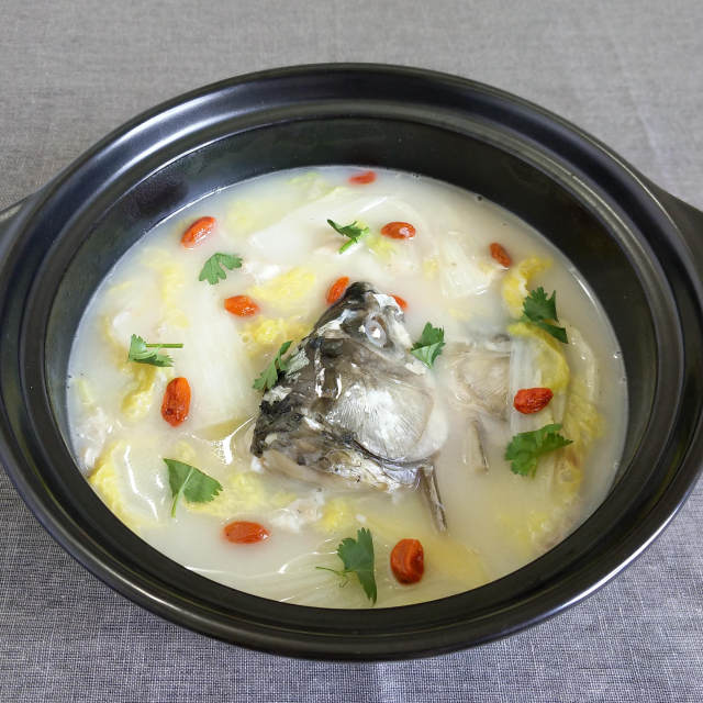 鱼头鱼骨白菜汤,味道鲜美,老少皆宜,一次三大碗都不够