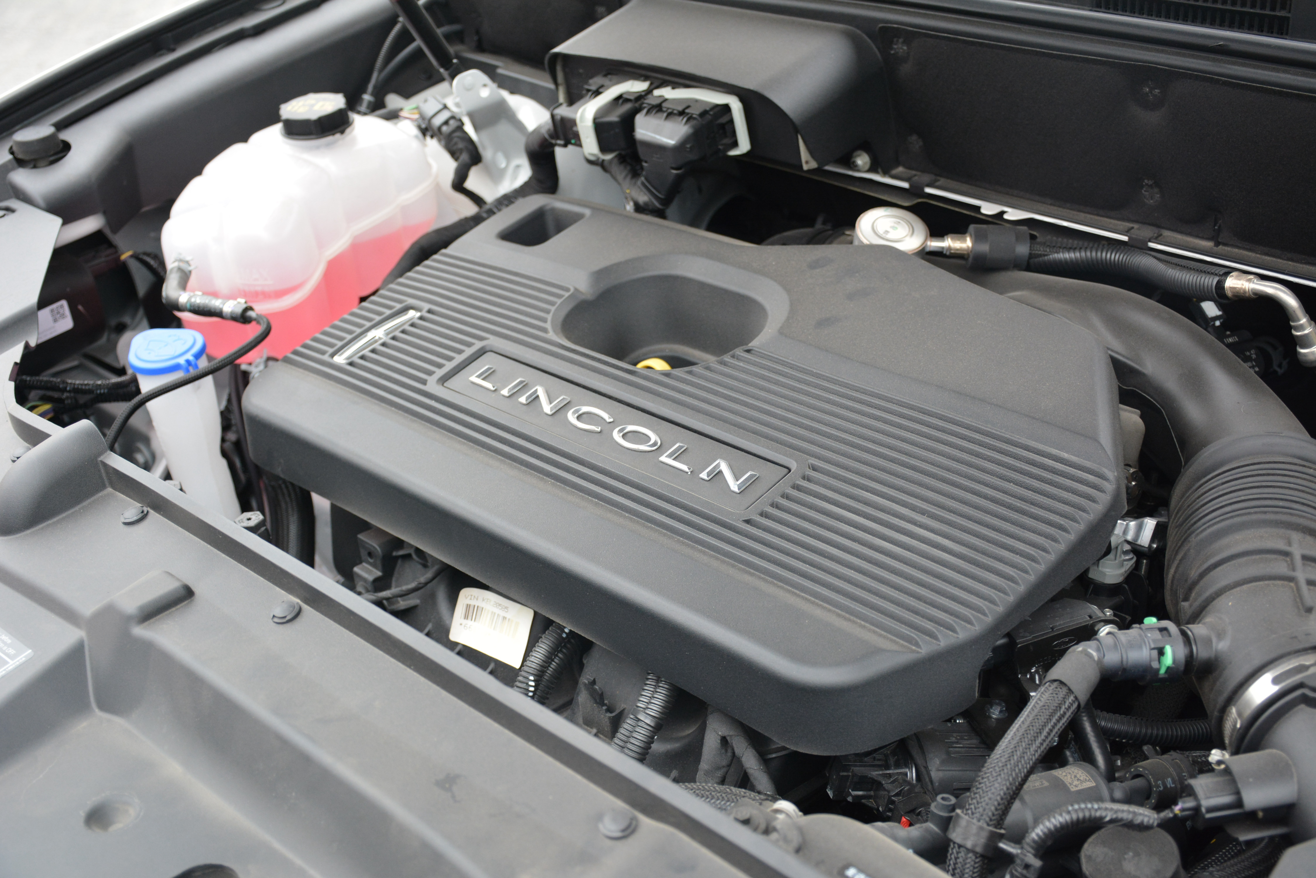 与之匹配的是8速手自一体变速箱,按键式换挡方式也是林肯传统之一.