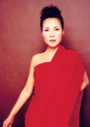 51岁田震近照满头白发,因重病放弃唱歌,提及那英只说了三个字