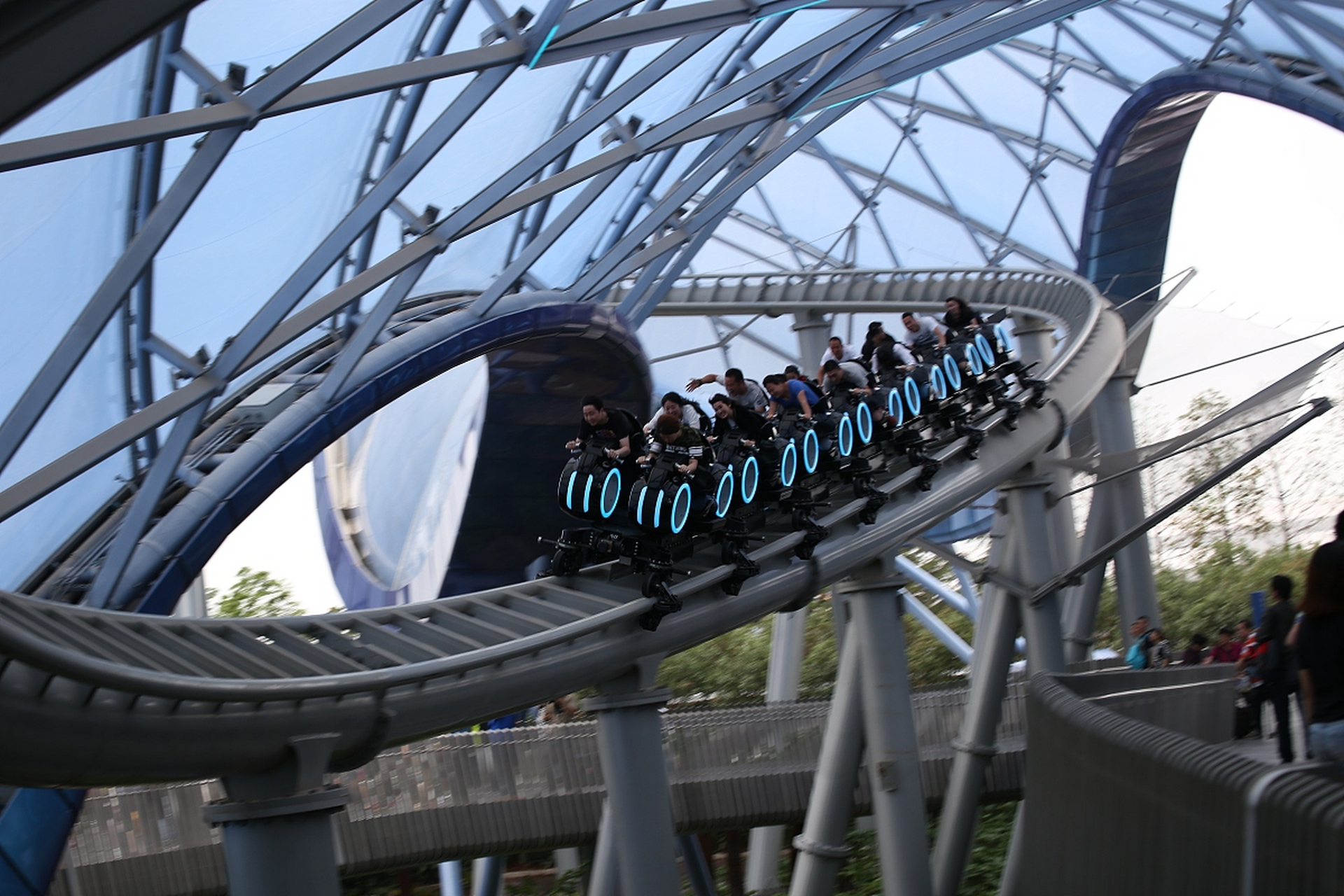 上海迪士尼乐园的**创极速光轮**,一个让心跳加速的游乐项目,为热爱