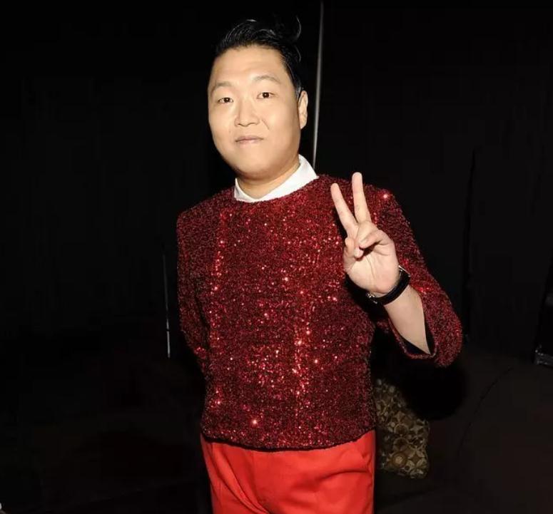 他一首歌红遍全球,因冒犯女性被封杀,鸟叔近照瘦到脱相认不出!