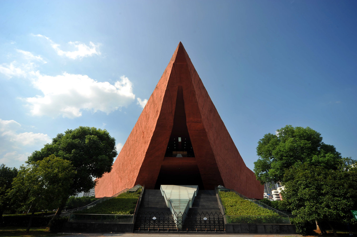 彰显中国建筑"双坡屋顶"和飞檐翘角的特质的辛亥革命博物馆