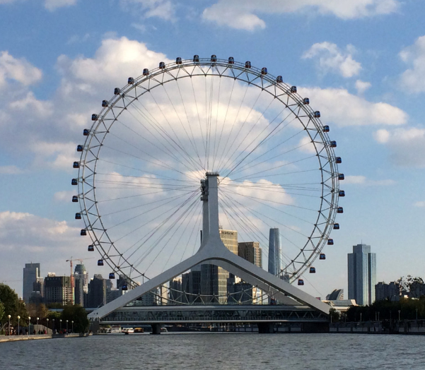 天津之眼,坐落在天津市红桥区海河畔,是一座跨河建设,桥轮合一的