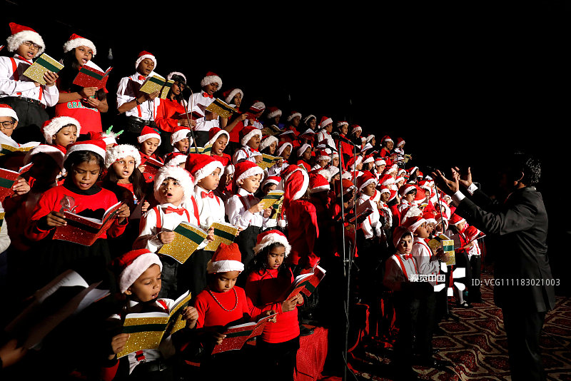 儿童穿着圣诞服饰在当地教堂参加圣诞节庆祝仪式,并演唱圣诞颂歌