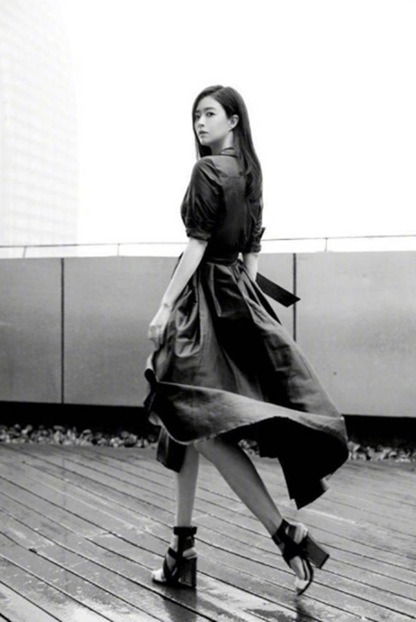 有一种鞋叫蒋欣的高跟鞋,不仅高还尖,网友:图四的坐姿很霸气