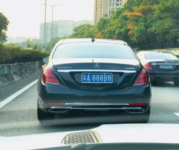 粤a88888车主,身价百亿一天只花50元,租车位停车,一生捐12亿!