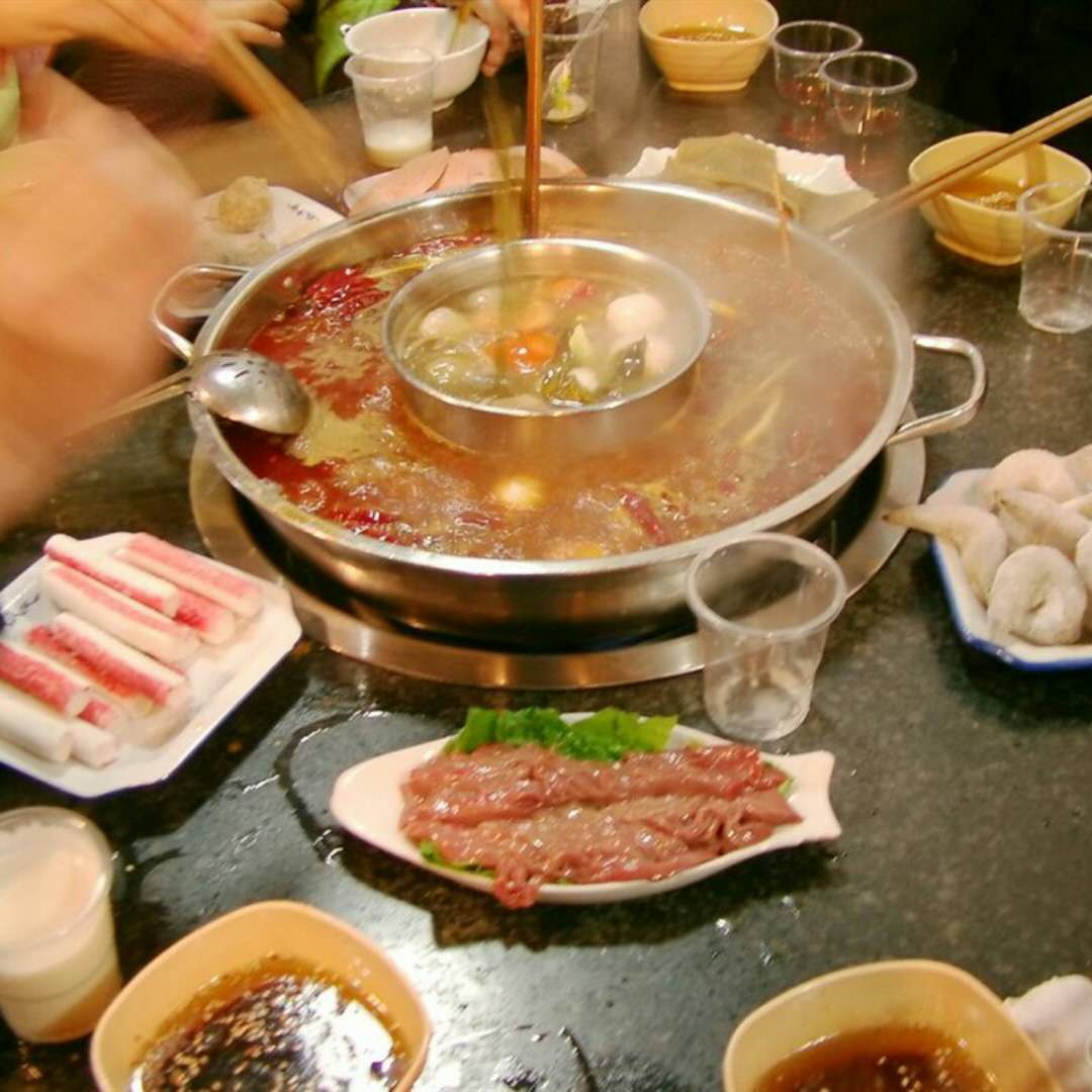 中国人没事就聚在一起吃热腾腾的火锅,由此可见火锅魅力之大