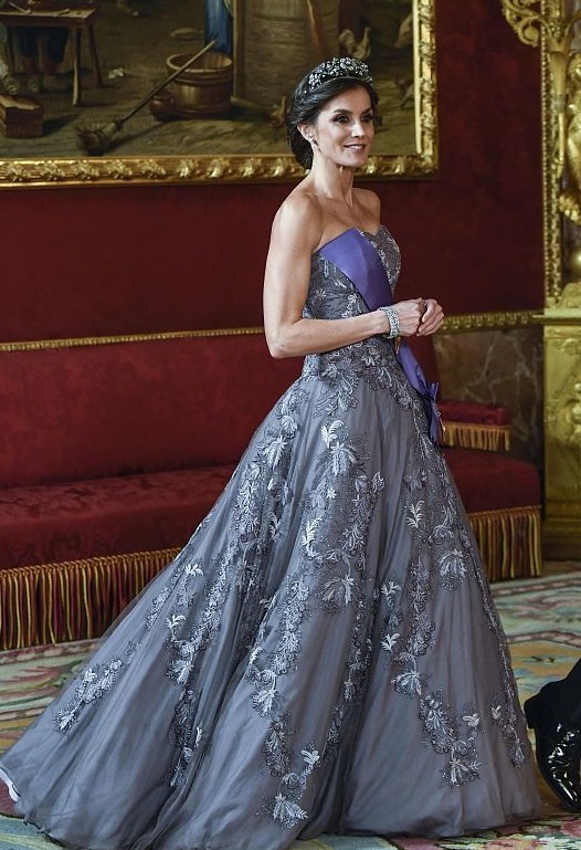 最耀眼的宫廷礼服,西班牙王后4套穿搭,比电影人物还要美!