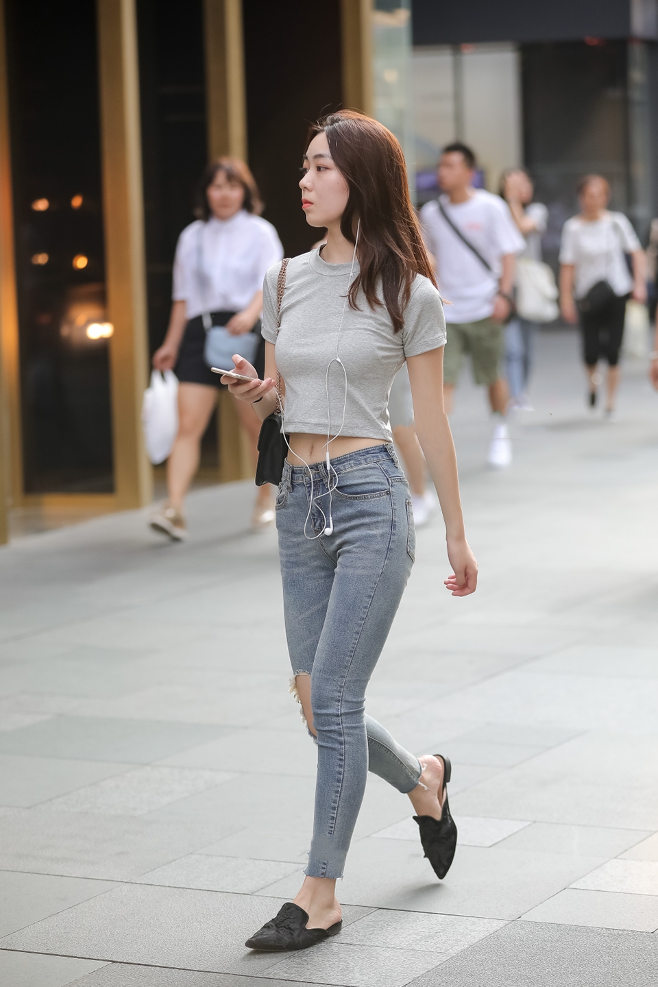 街拍:热情的美女,灰色紧身t恤 黑色短裤,轻松穿出时尚