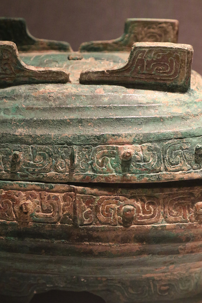 近日,安徽淮南武王墩墓出土文物再次引发考古界的热议.