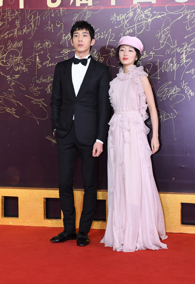 一向性冷淡风的周冬雨罕见变身小公主,还涂抹上了颜色超鲜艳的口红.