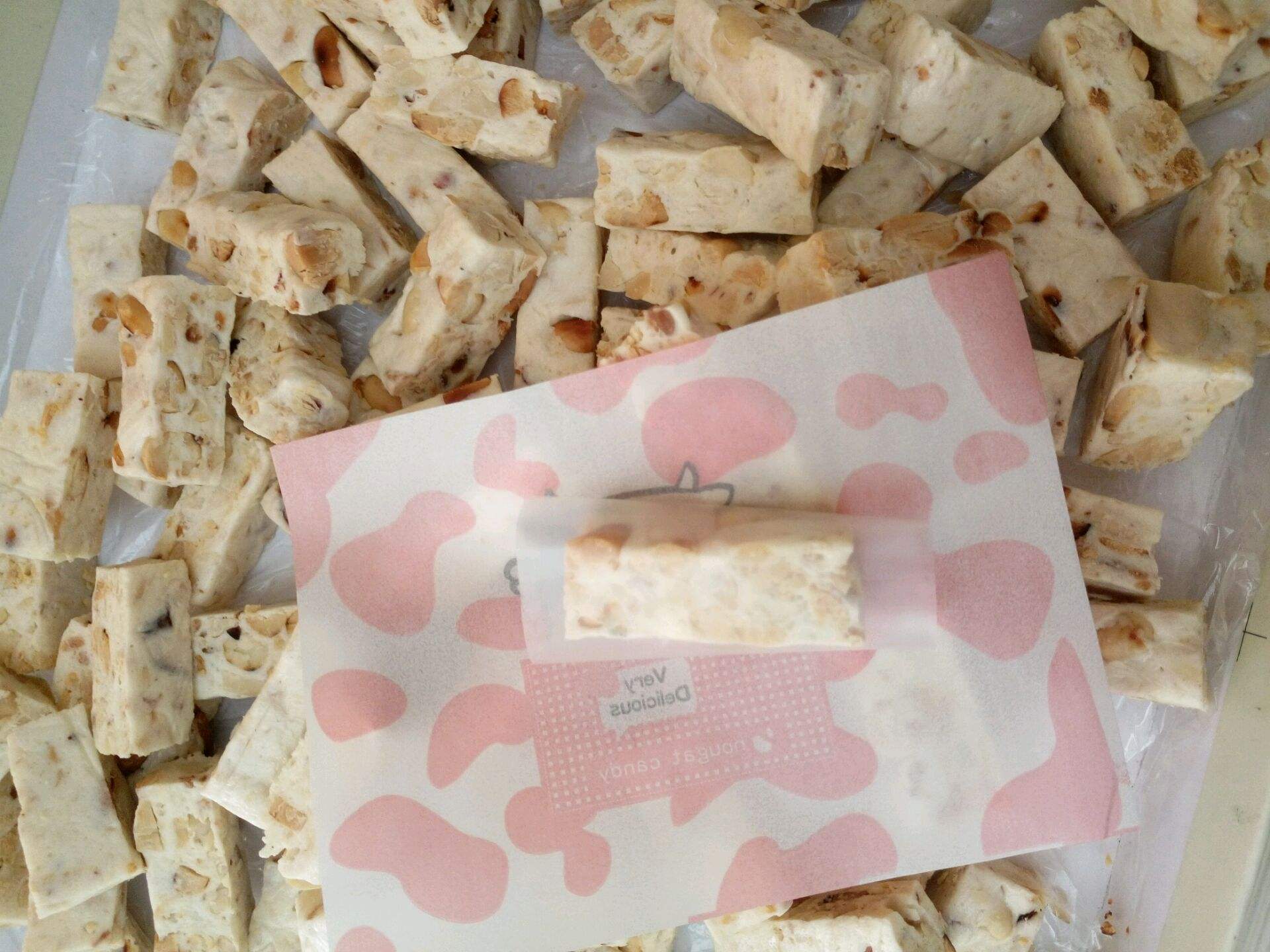 为什么说奶糖上那层薄薄的透明纸最好别吃?