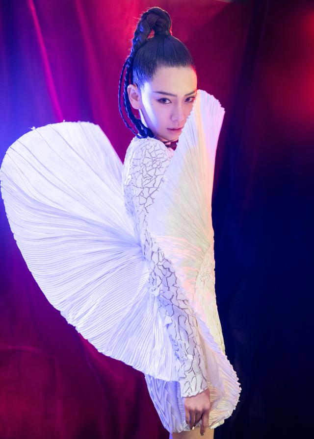 戚薇又玩个性穿搭,一身"扇贝精"裙装配编发马尾辫,简直美成妖