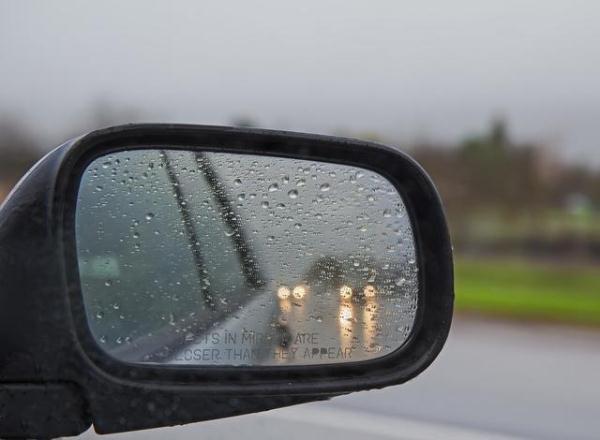 下雨天后視鏡看不清,開車太危險?這三個辦法解決問題