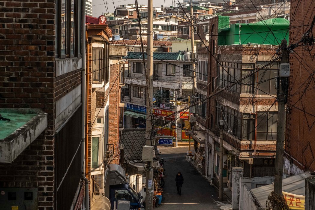 阿岘洞是一个山上社区,很多人住在地下室的公寓里。