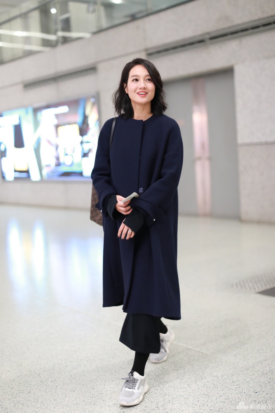 组图:39岁朱丹不带女儿欢脱成少女 回眸灿笑嘟嘴卖萌显可爱