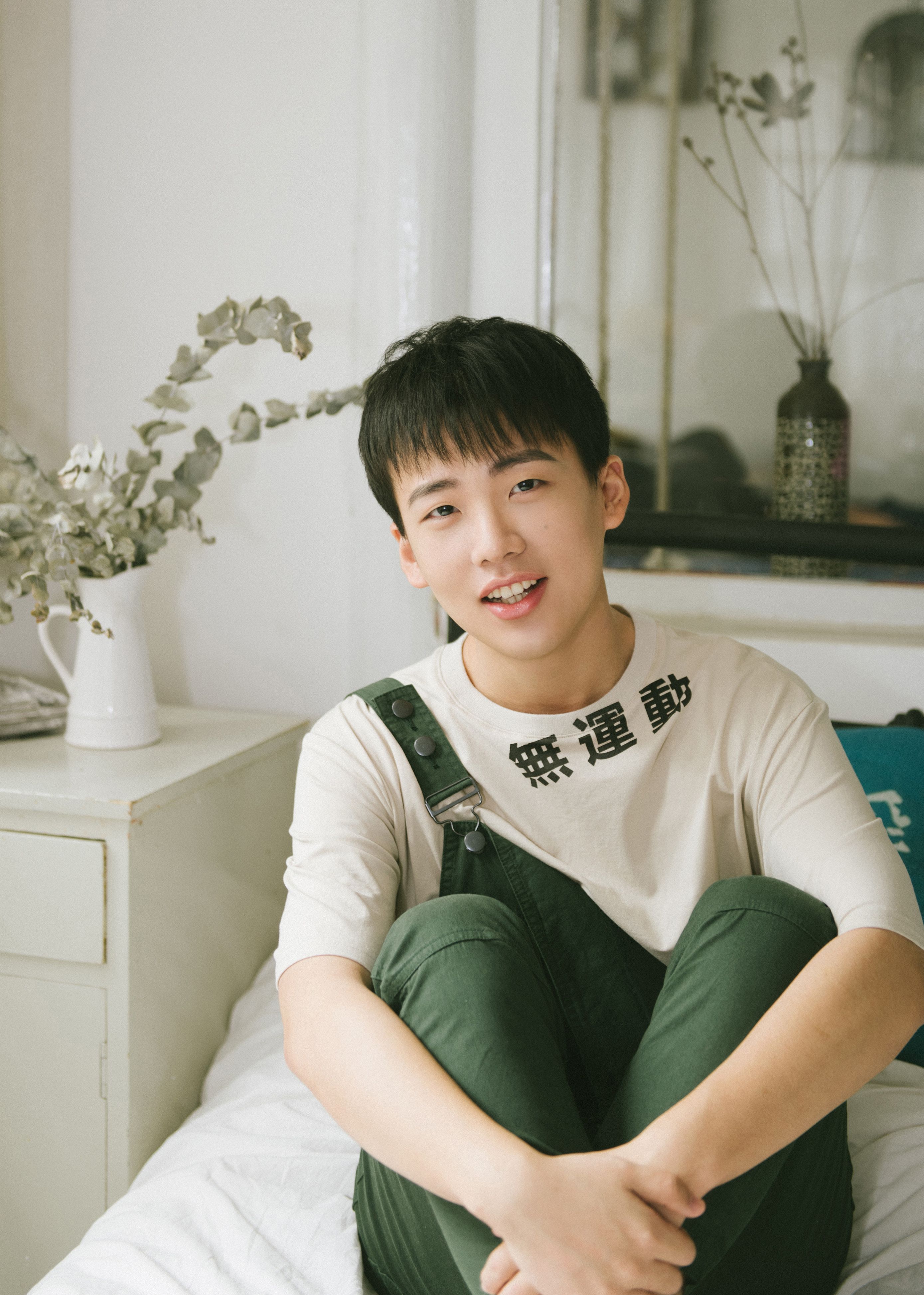 郭麒麟街拍杂志新照片一组,日常想养林林宝这么可爱的鹅子啊!