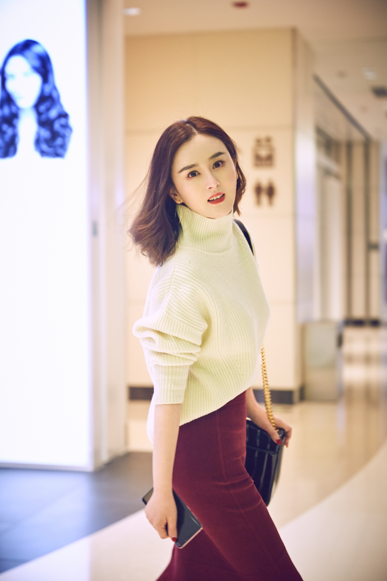 刘竞美丽出众,回眸微笑少女感十足