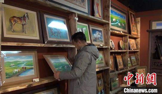 蒙古族皮雕画传承人贾宏伟:牛皮做纸 妙笔生"画"