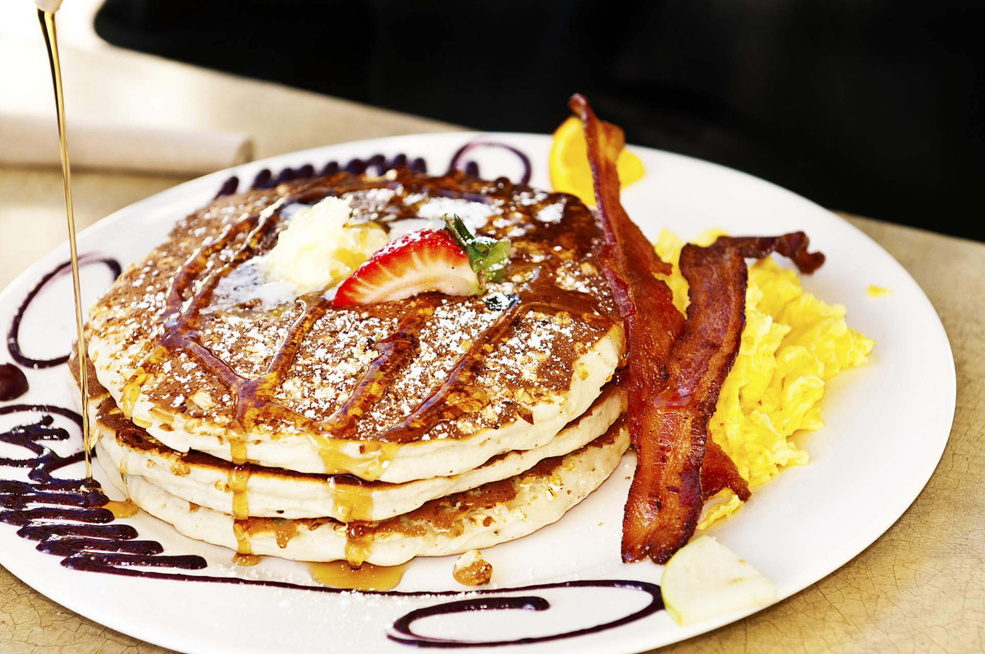 选用优质牛腰肉或牛腿肉,腌制后高温烤制,再倒入面糊烤制约克郡布丁.