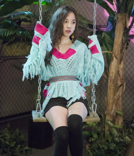 虽说上帝没有吻宋雨琦的腿,但她会穿"半腿袜",现在知道还不晚