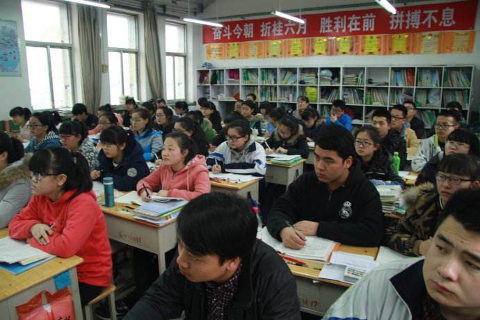 京山市副市长易红梅检查京山市高考备考工作