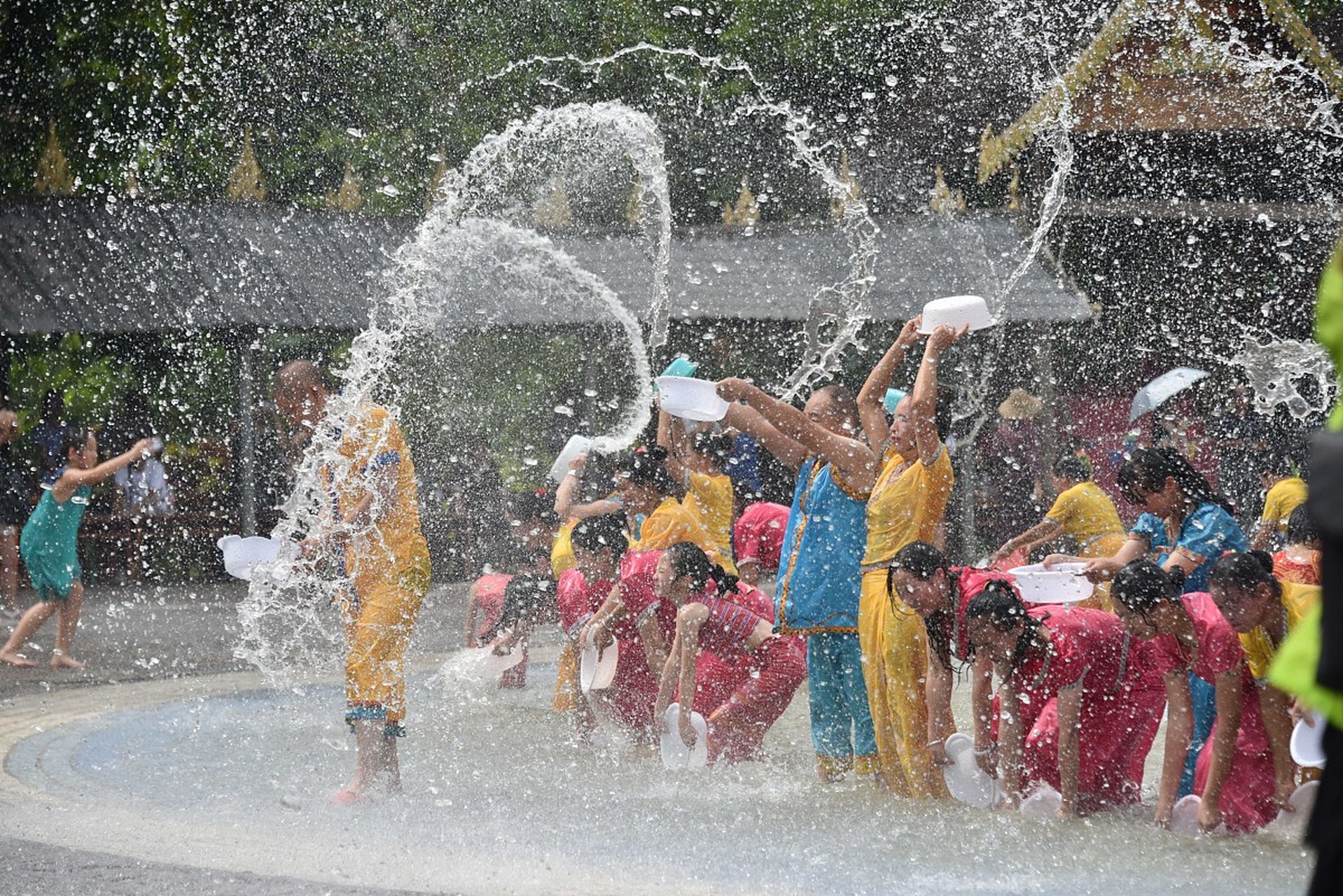 泼水节是傣族等少数民族的传统节日,不仅是傣族人民的新年,也是全年最