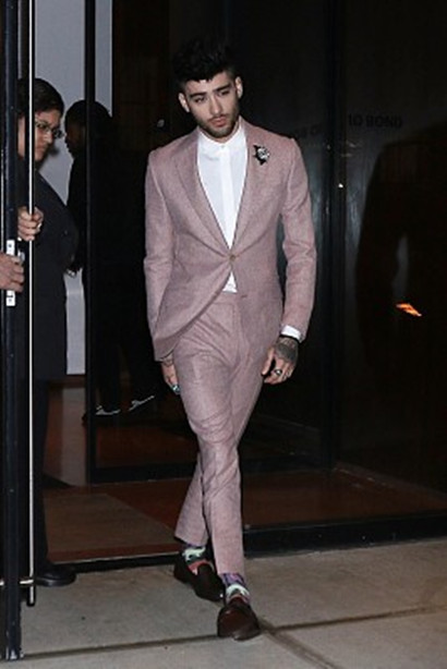 泽恩·马利克西装笔挺离开女友吉吉家,获众人护驾面无表情耍酷