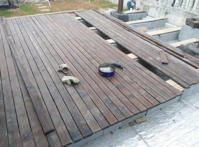 40岁!他为露台坚持买下顶楼!如今改花园,建鱼池,种蔬菜!漂亮