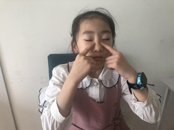 6歲孩子眼睛嚴重斜視,媽媽滿臉愁容:都是手機惹的禍!