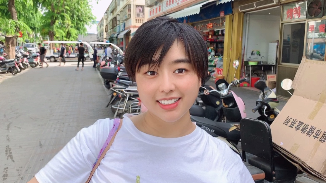 二妞陪老公买生蚝,老板多给了2个,鲍鱼才5元一个,真便宜