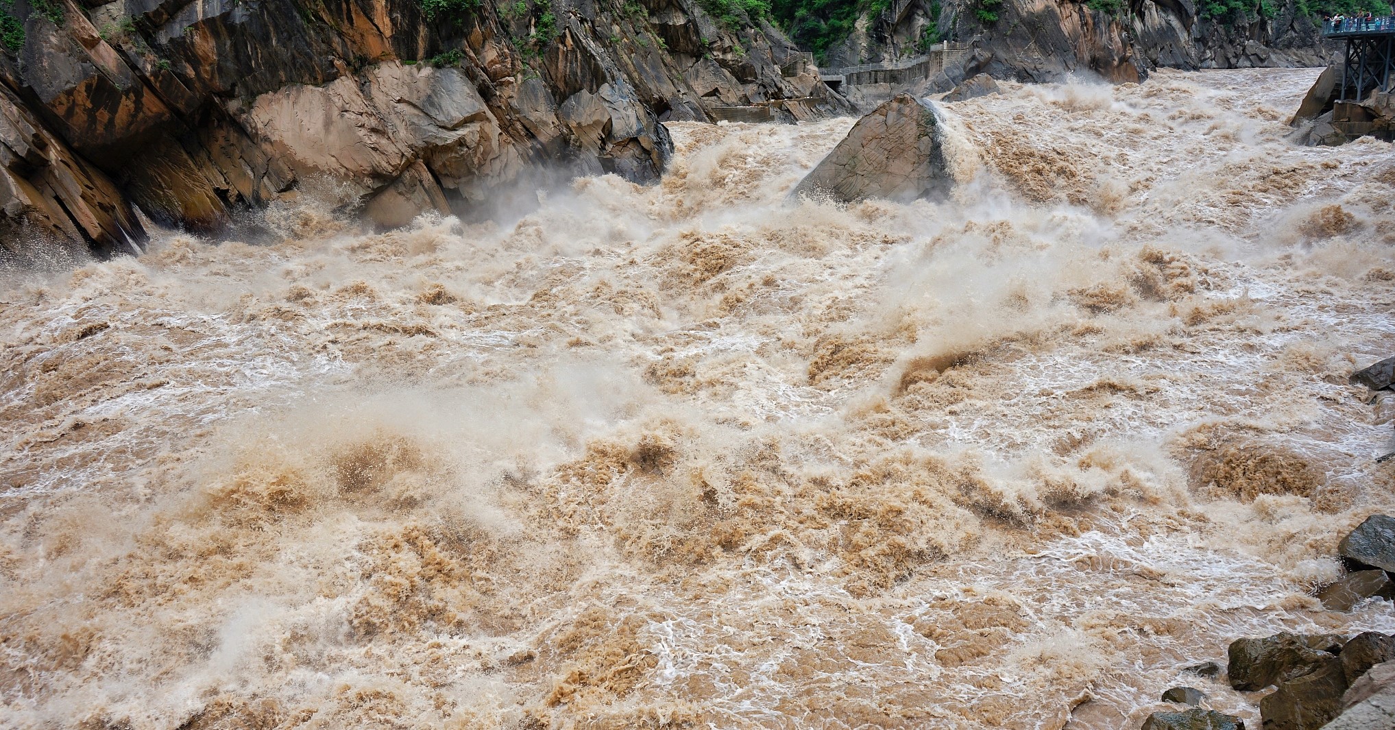 丽江遇史上最大洪灾 虎跳峡洪水凶猛