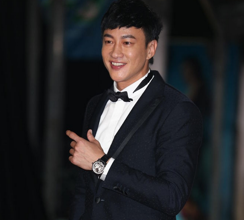 何润东亮相金钟奖,携手妻子一起现身,2人红毯大秀恩爱羡煞旁人