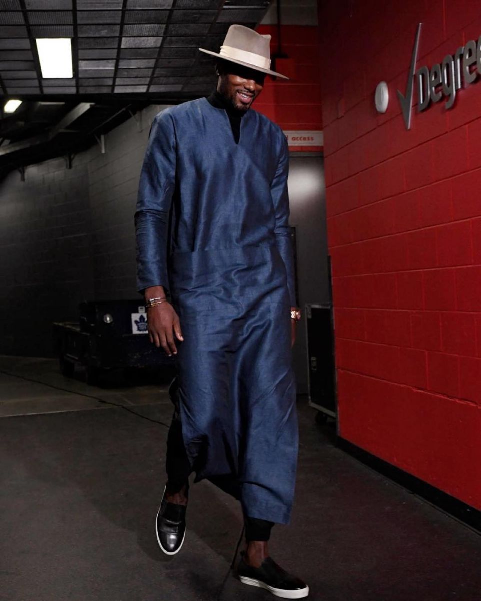 帅气依旧!伊巴卡展示个人着装