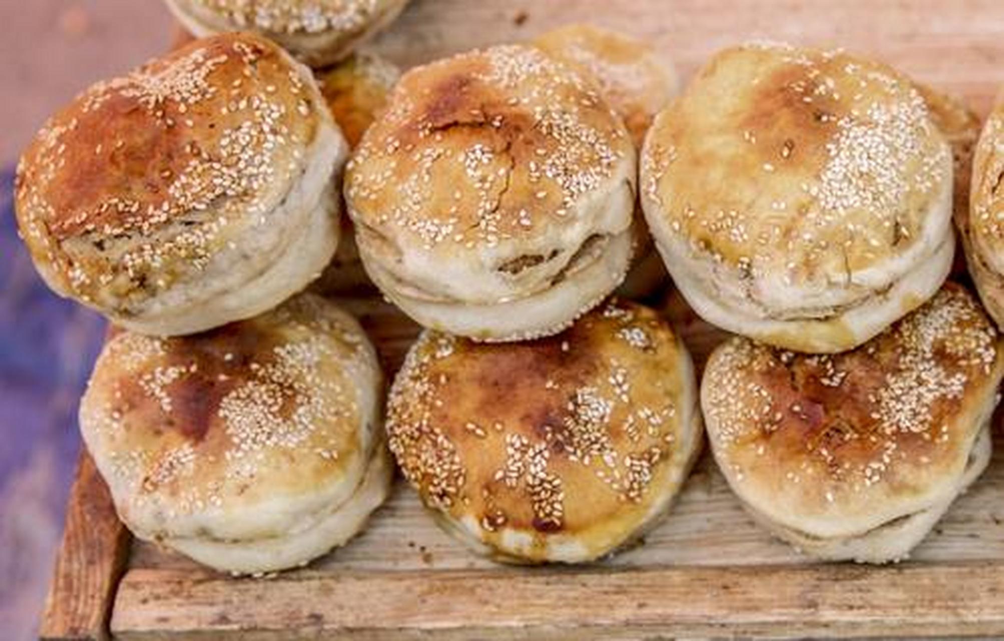 刚出炉的马蹄烧饼皮瓤分离,外脆内嫩,酥香兼备,香气四益,色,味,形俱佳